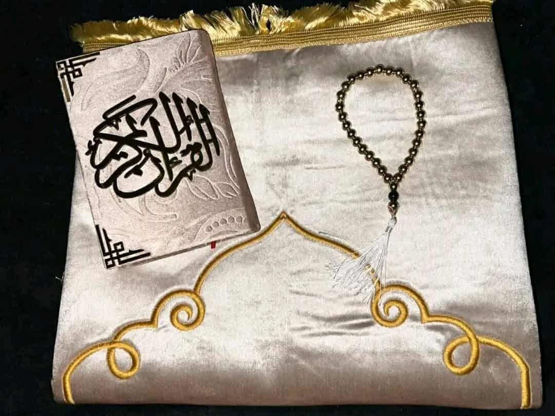 طقم الصلاة الإسلامي | مصحف كريم + سجادة صلاة + سبحة أنيقة